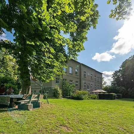 Laaser Gutshaus Mit Idyllischem Park- Malerwohnung Apartment