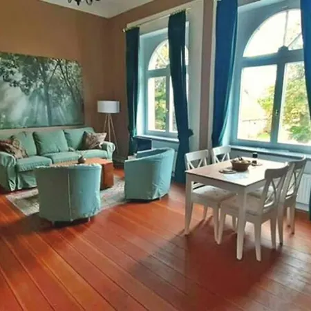 Laaser Gutshaus Mit Idyllischem Park- Malerwohnung アパート *