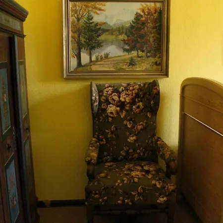 Laaser Gutshaus Mit Idyllischem Park- Malerwohnung * Laase